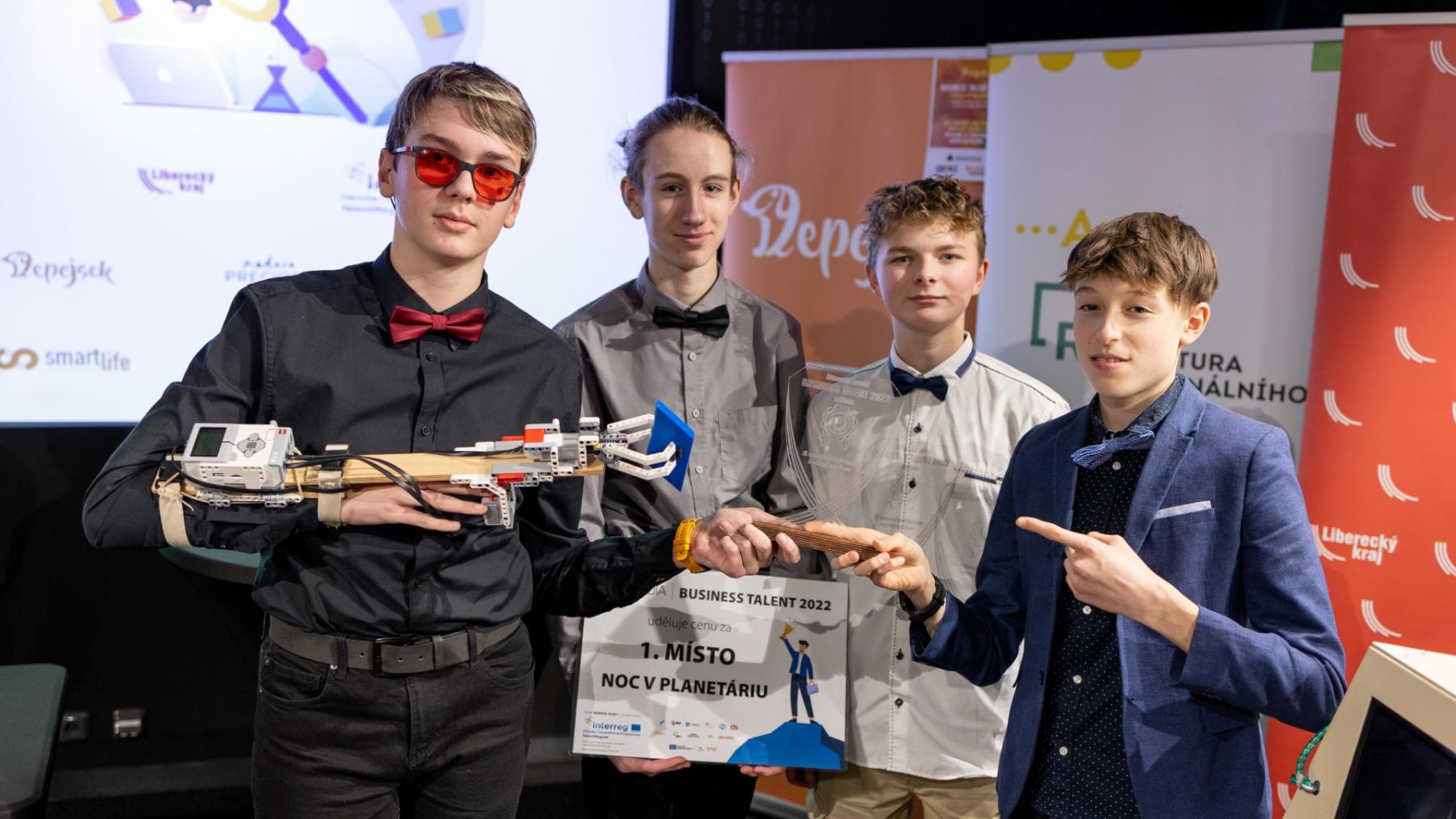 Deváťáci z Jablonce sestavili robotickou ruku a vyhráli Business Talent 2022