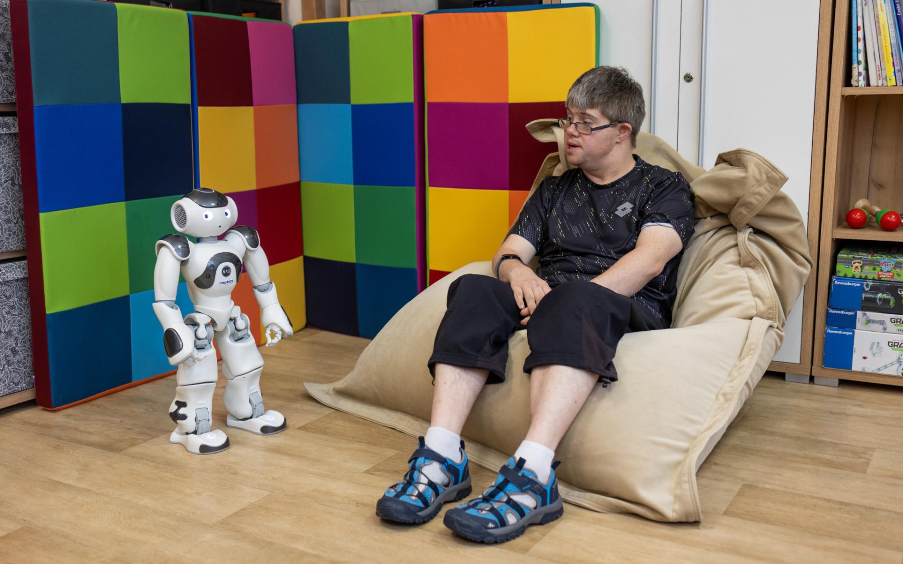 Robot mění životy k lepšímu. V Jablonci pomáhá lidem s autismem i demencí unikátní technologie