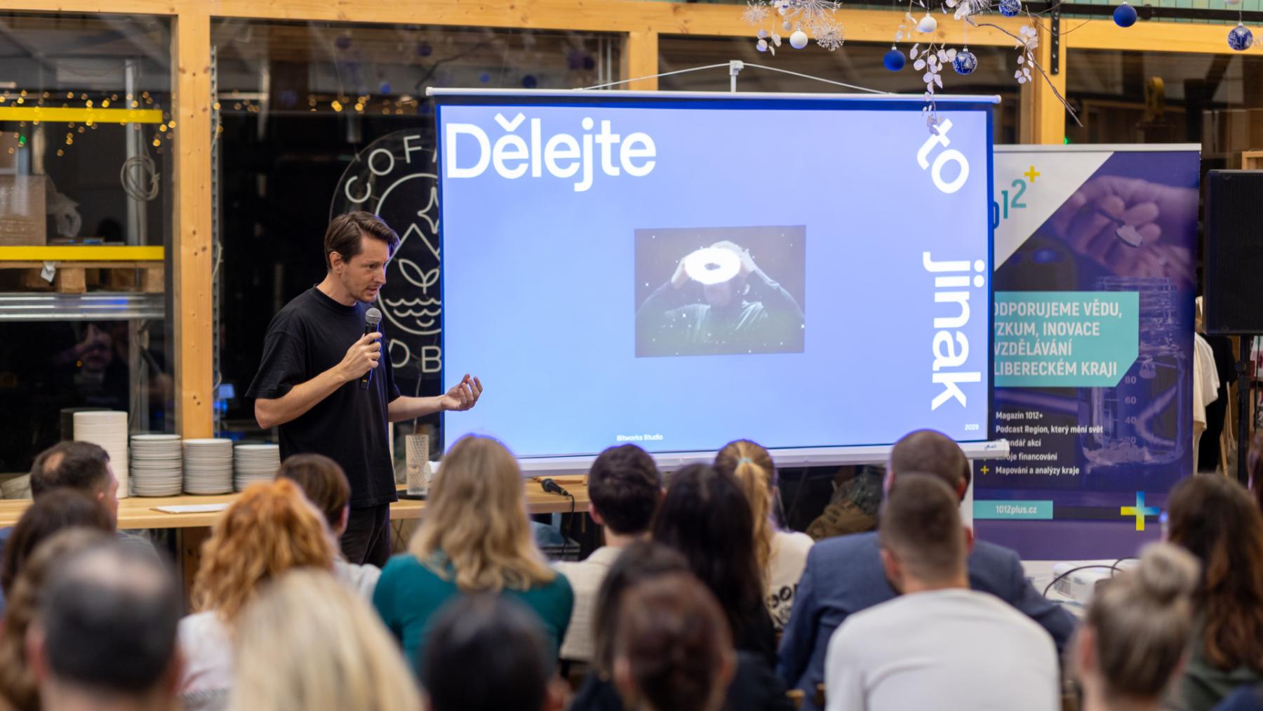 Vánoční Marketing Café šlo proti proudu. Bez slev, zbytečných metrik a bílých webů 