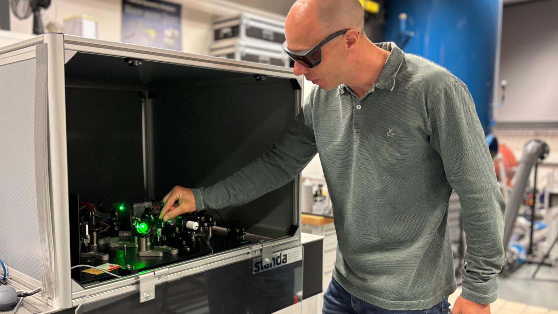 Laser, který se umí seřídit sám. A poznat, že udělal chybu 